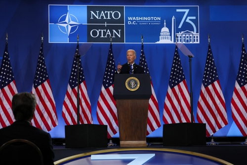 조 바이든 미국 대통령이 11일(현지시간) 북대서양조약기구(NATO·나토) 정상회의를 마친 이후 기자회견에서 대선 레이스 지속 여부 등에 관한 기자들의 질문에 답하고 있다. 로이터연합뉴스