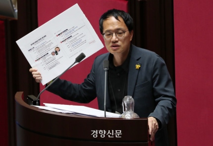 박주민 더불어민주당 의원이 3일 국회 본회의에서 유상범 국민의힘 의원에 이어 채상범 특검법 관련 무제한토혼에서 국민의힘 의원석쪽을 보며 발언하고 있다. 2024.07.03 박민규 선임기자