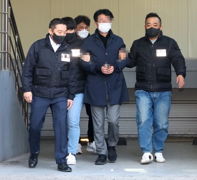 이재명 전 대표 테러범 김모씨가 지난 1월 4일 법원에 출두하기 위해 이동하고 있다. 연합뉴스