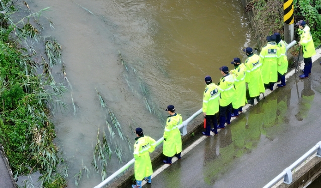 9일 오후 경북 경산시 진량읍 평사리에서 경찰이 폭우에 실종된 여성을 수색하고 있다. 연합뉴스