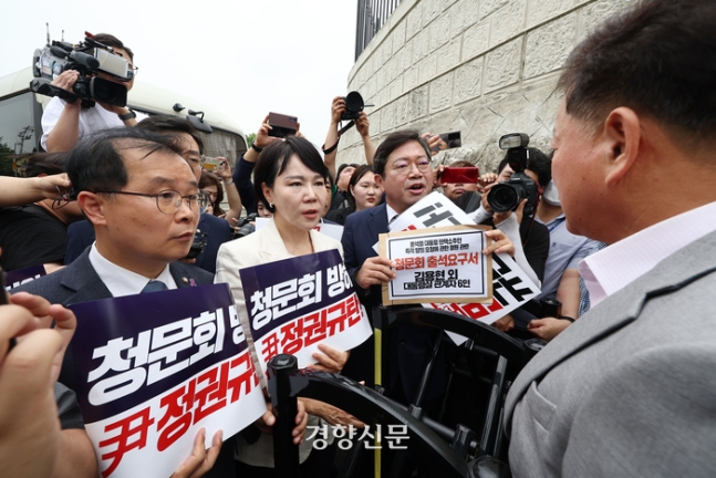 국회 법제사법위원회 소속 야당 의원들이 12일 윤석열 대통령 탄핵 국민청원 청문회와 관련해 대통령실에 증인출석요구서 수령을 촉구하는 항의 방문을 가던 중 경찰에 가로막히자 대통령실 관계자에게 항의하고 있다. 성동훈 