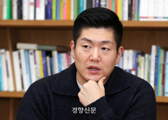 &lt;주간경향-청년정치 대담&gt; 김재섭 국민의힘 도봉갑당협위원장이  5일 경향신문사 여적향에서 열린 대담에 참석해 발언하고 있다. 2023.12.5 /서성일 선임기자