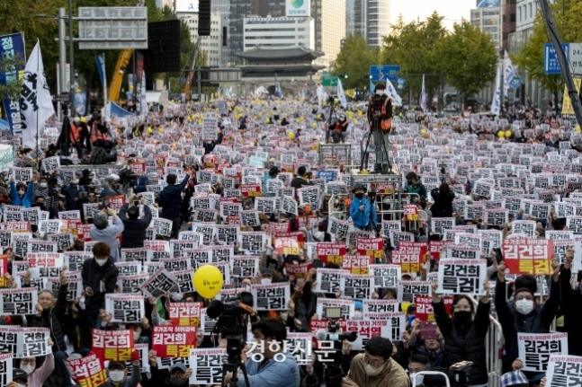 전국에서 모인 촛불행동 참가자들이 2022년 10월  22일 서울 중구 시청역 일대에서 윤석열 대통령의 퇴진과 김건희 여사의 특검을 요구하며 집회를 열고 있다. /문재원 기자