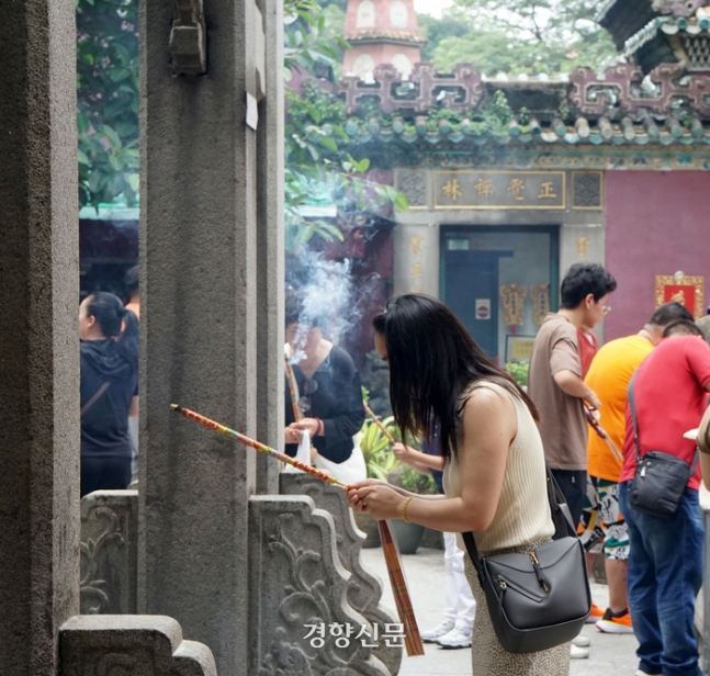 지난 3일 마카오의 가장 오래된 중국식 절 아마사원 내부 모습. 과거 선원들이 항해의 신 ‘아마’를 모셨던 곳으로 알려져 있다. 강은 기자