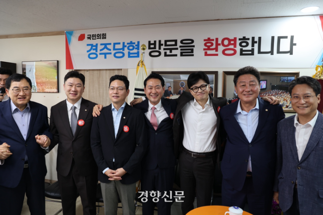 한동훈 국민의힘 당대표 후보(오른쪽에서 세번째)와 러닝메이트인 장동혁·박정훈·진종오 최고위원 후보가 13일 경북 경주시 당원협의회를 방문해 기념사진을 촬영하고 있다. 한동훈 후보 캠프 제공