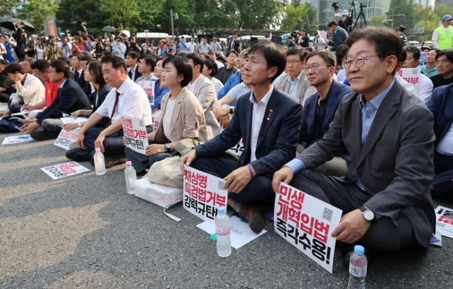 더불어민주당 이재명 전 대표가 13일 광화문광장 인근에서 열린 채상병 특검법 거부권 규탄 범국민대회에 참석하고 있다. 연합뉴스