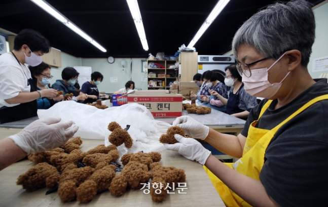 서울 은평구 ‘더도울 작업장’에서 11일 봉제기술자 어머니들이 작업을 하고 있다. 서성일 선임기자