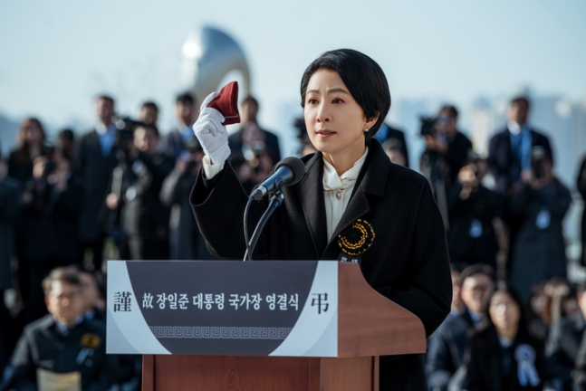 베우 김희애는 넷플릭스 정치 드라마 &lt;돌풍&gt;에서 권력을 지키려고 부패를 정당화하는 경제부총리 정수진을 연기했다. 넷플릭스 제공