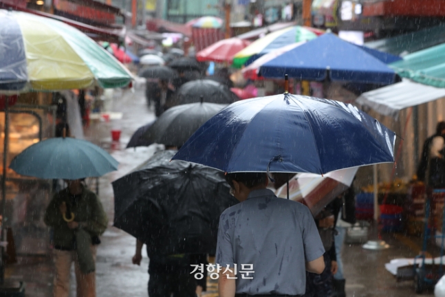 전국 대부분 지역에 장맛비가 내린 지난 2일 재작년에 수해를 겪었던 서울 동작구 남성사계시장에서 시민들이 우산을 쓰고 이동하고 있다. 한수빈 기자