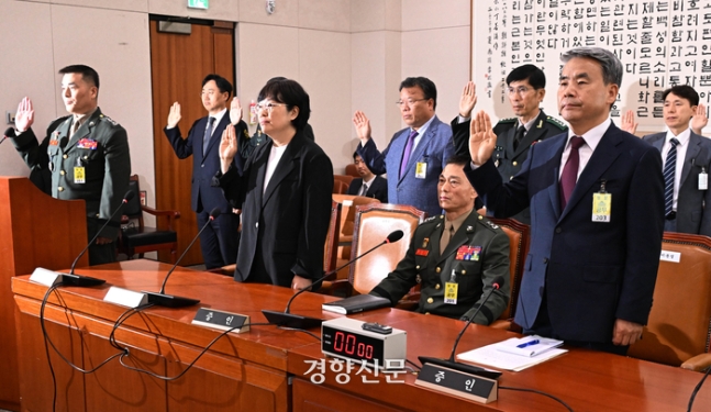 임성근(오른쪽에서 두 번째) 전 해병대 1사단장이 19일 국회 법제사법위원회에서 열린 윤석열 대통령 탄핵 소추 청원 관련 청문회에서 증인 선서를 거부하고 있다. 박민규 선임기자