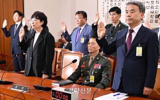 임성근 전 해병제 2사단장이 19일 국회 법사위에서 열린 윤석열 대통령 탄핵 청원 청문회에서 증인 선서를 거부하고 자리에 앉아 있다.  박민규 선임기자