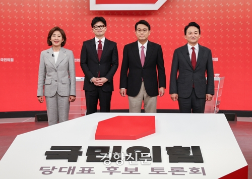 19일 서울 양천구 SBS 스튜디오에서 열린 국민의힘 제6차 전당대회 당대표 후보 방송토론회에 나선 나경원(왼쪽부터), 한동훈, 윤상현, 원희룡 후보가 기념 촬영하고 있다. 국회사진기자단