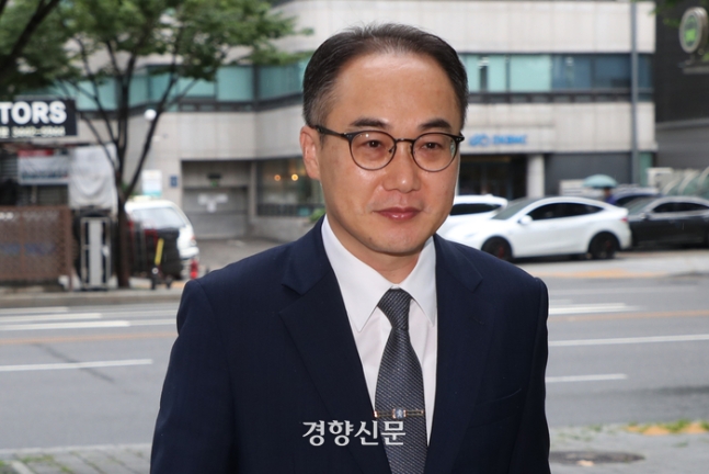 이원석 검찰총장이 지난 8일 보이스피싱 범죄 예방 및 대응방안 협의 간담회를 위해 서울 강남구 한국통신사업자연합회에 들어오고 있다. 정효진 기자