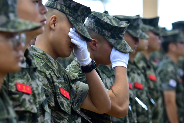 지난해 7월22일 경북 포항 해병대 1사단 체육관인 ‘김대식관’에서 열린 고 채수근 상병 영결식 중 해병대원들이 눈물을 흘리고 있다. 연합뉴스