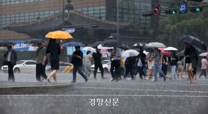 연중 가장 더운 ‘<b>대서</b>’···수도권·강원은 폭우