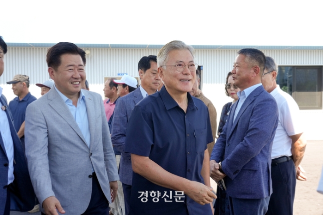 휴가차 제주를 문재인 전 대통령이 22일 오영훈 제주지사와 함께 제주의 그린수소 시설을 돌아봤다. 제주도 제공