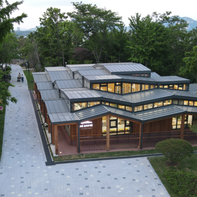 The 'Odong Forest Library' in Hwagok-dong, Seongbuk-gu, Seoul. Provided by Seoul City
