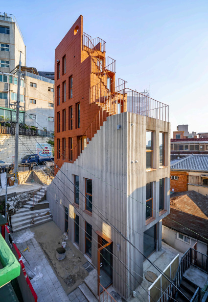 The 'Gyeongri Stairway' in Itaewon-dong, Yongsan-gu, Seoul. Provided by Seoul City
