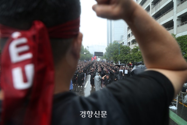Samsung Electronics union members shouting slogans at a rally in front of Samsung Electronics' Hwaseong plant in Hwaseong, Gyeonggi Province on July 8, 2024, when they began their first general strike. Courtesy of Jung Hyo-jin, a reporter