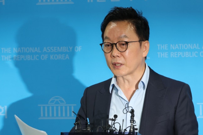 Chung Bong-joo, a candidate for the Democratic Party's highest council, is addressing issues and response plans regarding the so-called 'support for Lee Jae-myung' faction at a press conference at the National Assembly Communication Hall on the 12th. Yonhap News