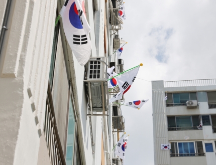 경북 칠곡군 왜관읍 무성아파트에 15일 내걸린 태극기. 칠곡군 제공