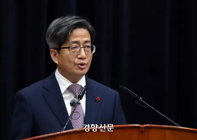 ‘사표 반려 거짓 해명’ <b>의혹 김명수</b> 전 <b>대법원장</b>, 검찰 비공개 조사 ...