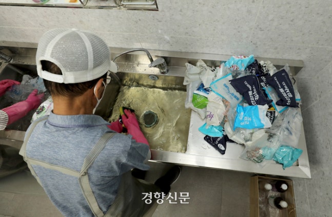 노인일자리 사업장에서 한 어르신이 수거된 아이스팩을 세척·포장하고 있다. 강윤중 기자