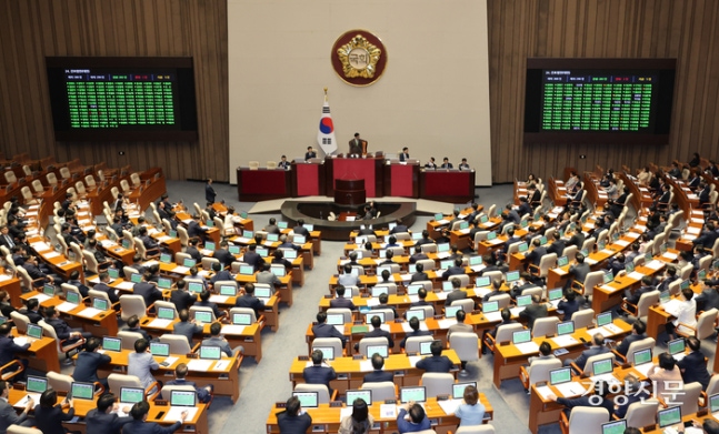 The nursing bill is being passed at the second plenary session of the 417th National Assembly (temporary session) held on the 28th at the National Assembly. Photo by Sung Dong-hoon