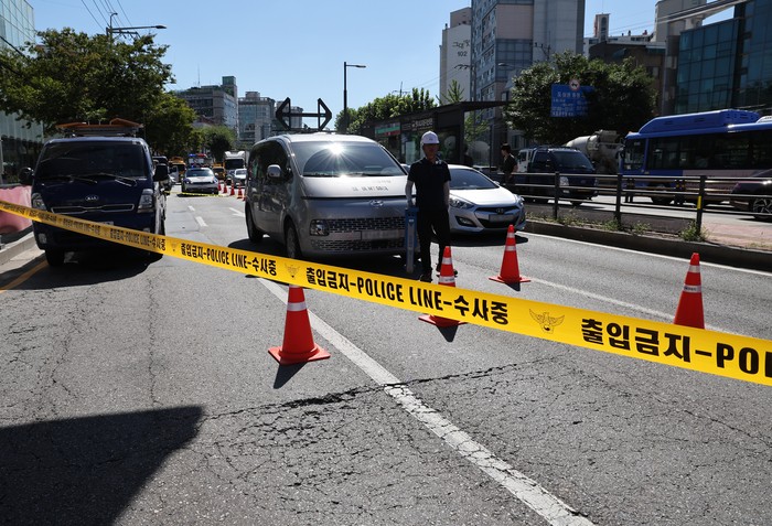 이번엔 <b>서울</b> 강남서 ‘땅꺼짐’ <b>신고</b>···경찰 교통 통제 중