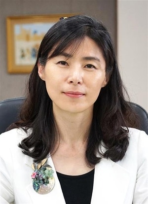 <b>변협</b>, ‘문재인 정부 <b>인사수석</b>’ <b>김외숙</b> 변호사에 벌금 300만원 징계
