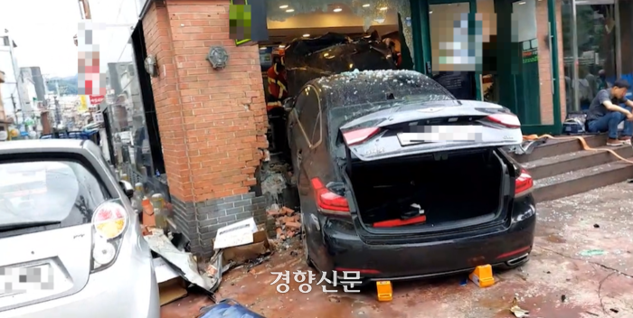서울서 70대 운전자 몰던 차량 <b>햄버거</b> 가게 <b>돌진</b>···1명 사망·5명 부상