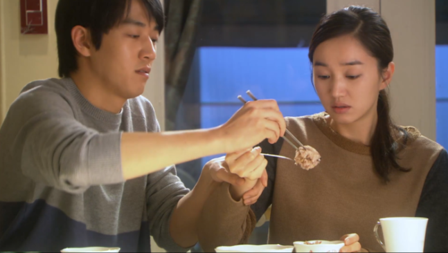 2011년 방송된 SBS 드라마 &lt;천일의 약속&gt; 중 주인공 이서연(배우 수애)은 알츠하이머 증상의 악화로 극중 박지형(김래원)의 도움을 받아 식사를 하고 있다.| SBS 동영상 캡처