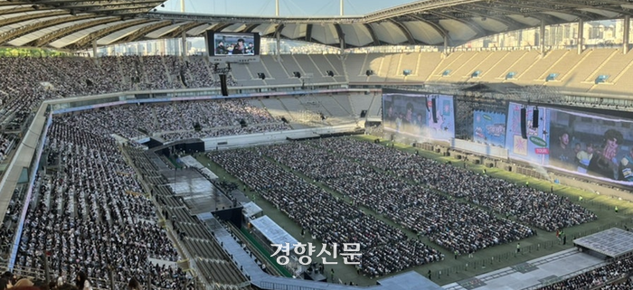 서울<b>월드컵</b> 경기장 <b>축구</b>·콘서트로 82억 벌고, 잔디엔 2.5억 투자