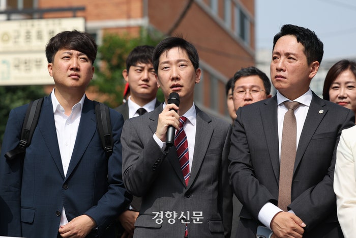 ‘<b>임성근</b> 구명 로비 의혹’ 제보한 <b>김규현</b> 변호사, <b>경찰</b> 피의자 조사