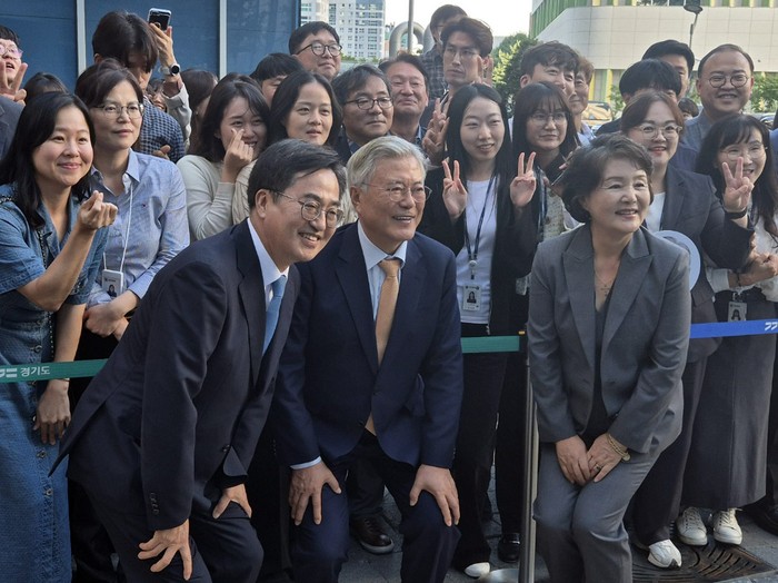 “이니수기 환영해요”···<b>문재인</b>·김정숙, 경기도청 방문