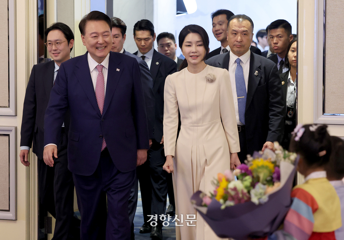 President Yoon Seok-yeol and First Lady Kim Geon-hee entering a compatriots' luncheon held at the Shangri-La Hotel in Singapore on the 9th. Reporter Kim Chang-gil