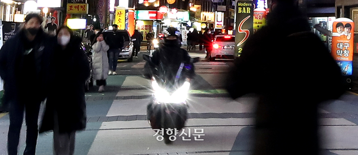 배달라이더가 늦은 밤까지 운행을 하고 있다. 경향신문 자료사진
