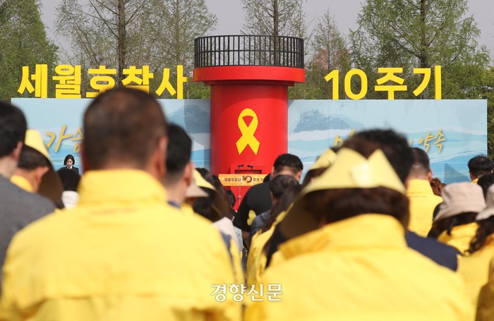 ‘<b>세월호</b> 잠수사’ <b>한재명씨</b> 사망···잠수병 겪다가 타국서 산재