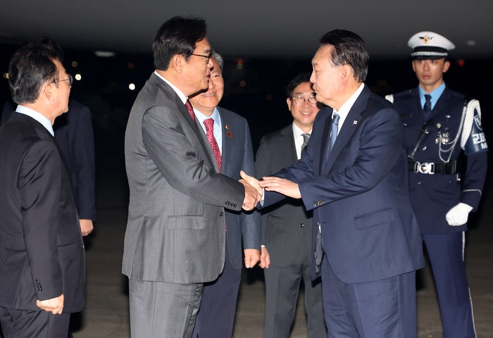 윤 <b>대통령</b>, 남미 순방 <b>마치고 귀국</b>···홍철호 수석과 짧은 대화