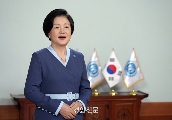 <b>검찰</b>, <b>김정숙 여사</b>에 소환장···“25~29일 중 나와 조사 받으라” 통보