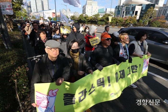 국제 플라스틱 협약 제5차 협상회의(INC5)를  하루 앞둔 24일 부산 해운대구 일대에서 환경운동엽합의 ‘플라스틱 버스터즈’ 회원들이 실효성 있는 협약을 촉구하는 ‘플라스틱!이제 그만!’ 행진을 하고 있다.
