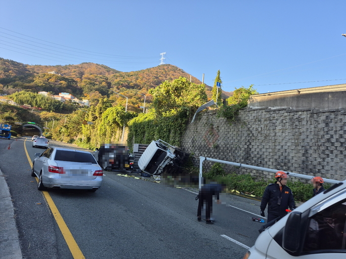 25일 오전 부산 기장군 곰내터널 인근에서 5t 트럭이 보호난간을 뚫고 4~5m 아래로 추락, 운전자가 숨졌다. 부산경찰청 제공