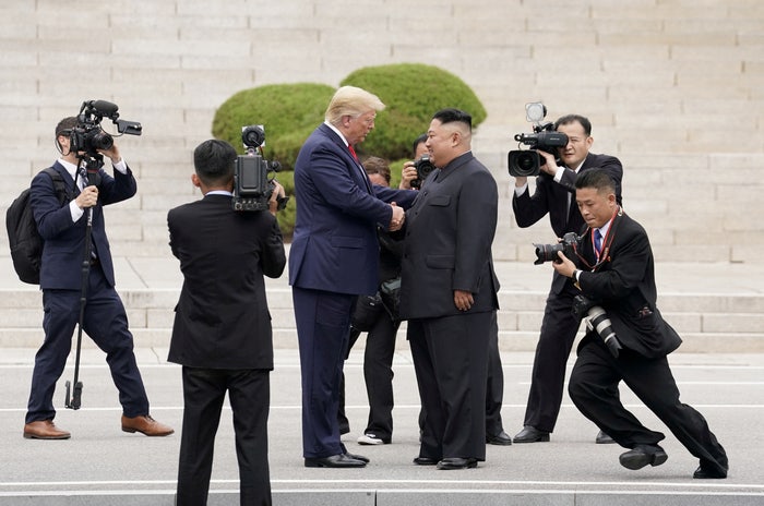 “<b>트럼프팀</b>, <b>김정은과 직접</b>대화 검토”…북미 정상회담 조기추진?