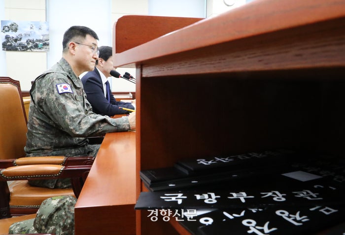 비상계엄 전 계엄사령관인 박안수 육군참모총장이 5일 김용현 전 국방부장관이 불참한 가운데 국회에서 열린 국방위 현안질의에서 굳은 표정으로 질의를 듣고 있다. 박민규 선임기자