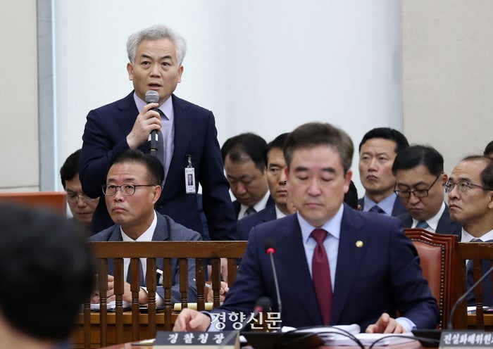 배대희 현 충남경찰청장이 지난 7월 경찰청 수사기획조정관으로 근무하던 당시 국회 행안위 전체회의에서 자리에서 일어나 의원질의에  답변하고 있다. 박민규 선임기자