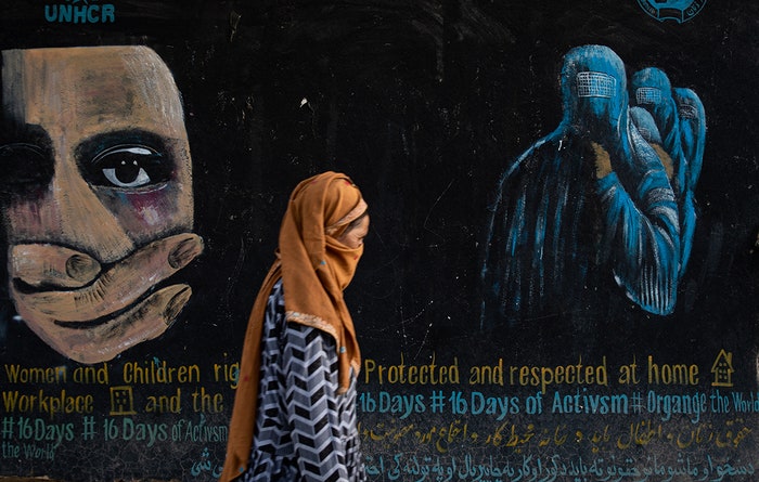 구걸도 못하는 아프간 여성들… ‘반구걸법’으로 체포당한 이들은 구타·성폭행 당해 [플랫]