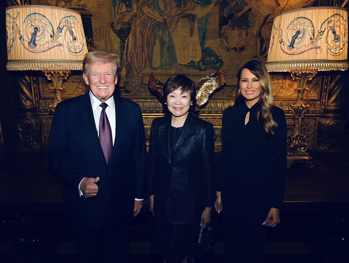 メルラニアトランプが 15日(現地時間) エックスにあげたAbeあきに女史とドナルドトランプアメリカ大統領当選である夫婦の写真. エックスキャプチャー