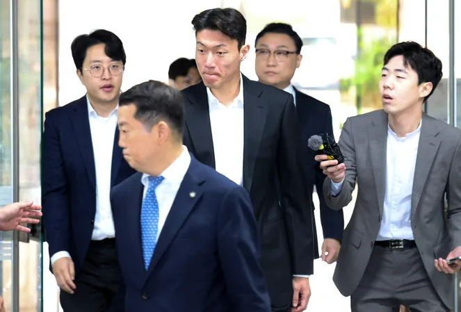 불법 촬영 혐의를 받는 축구선수 황의조가 지난 10월16일 오전 서울 서초구 서울중앙지법에서 열린 성폭력범죄 처벌 등에 관한 특례법 위반 혐의 관련 1차 공판에 출석하기 위해 법정으로 향하고 있다. 연합뉴스