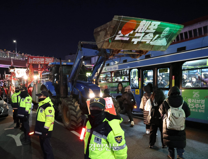 <b>윤상현</b>, 전농 <b>트랙터</b> 시위에 “<b>몽둥이가</b> 답”…SNS서 막말