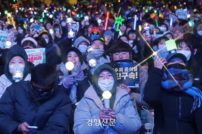 크리스마스를 하루 앞둔 24일 서울 광화문 인근에서 ‘윤석열즉각퇴진·사회대개혁 비상행동’ 주최로 메리퇴진 크리스마스 민주주의 응원봉 콘서트가 열리고 있다.<BR> 2024.12.24. 정효진 기자